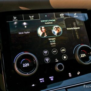 Photo téléphone écran tactile Range Rover Velar – Paris (2017