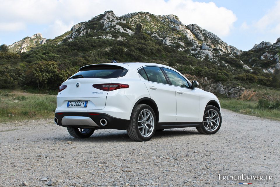 Photo 3/4 arrière Alfa Romeo Stelvio (2017)