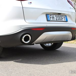 Photo double sortie d’échappement chromée Alfa Romeo Stelvio (