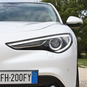 Photo phare avant LED Alfa Romeo Stelvio (2017)