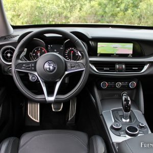 Photo poste de conduite Alfa Romeo Stelvio (2017)