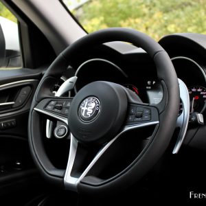 Photo volant cuir Alfa Romeo Stelvio (2017)