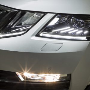 Photo feux avant LED Škoda Octavia restylée à Paris (2017)