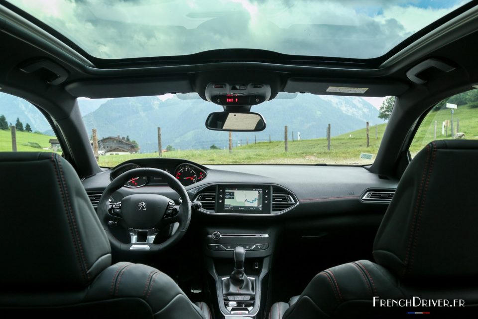 Photo intérieur cuir essai Peugeot 308 restylée (2017)