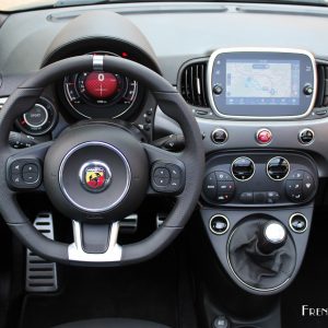 Photo poste de conduite Abarth 595 Pista (2017)