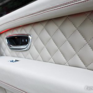 Photo détail cuir matelassé portière Bentley Bentayga (2017)