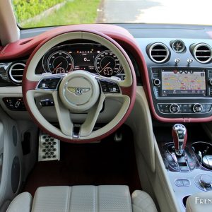 Photo poste de conduite Bentley Bentayga (2017)