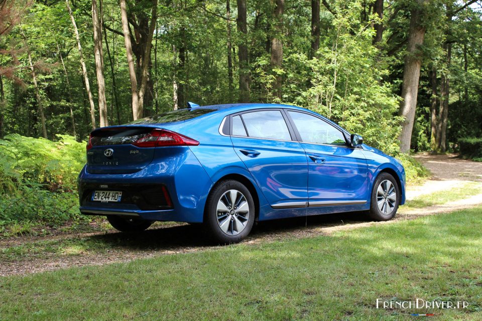 Photo 3/4 arrière Hyundai Ioniq Plug-in Executive (2017)