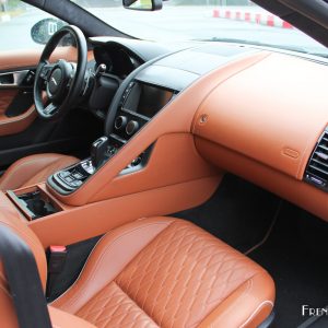 Photo tableau de bord cuir Jaguar F-Type SVR (2017)