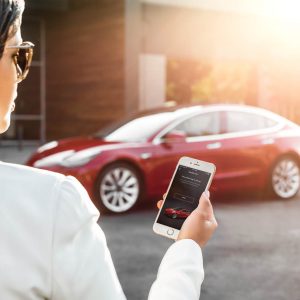 Photo application mobile iPhone Tesla Model 3 (2017)