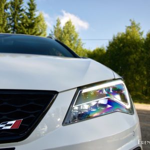 Photo phare avant LED SEAT Leon ST Cupra – Road trip Finlande (2
