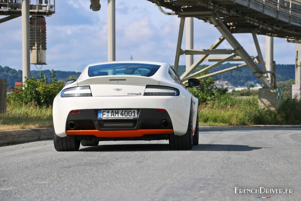 Photo face arrière Aston Martin V12 Vantage S (2017)