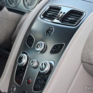 Photo console centrale Aston Martin V12 Vantage S (2017)