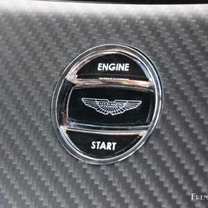 Photo bouton démarrage start engine Aston Martin V12 Vantage S