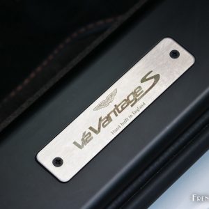 Photo plaque seuil de porte Aston Martin V12 Vantage S (2017)