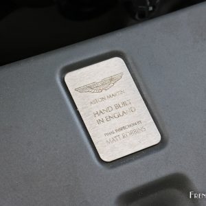 Photo plaque moteur Aston Martin V12 Vantage S (2017)