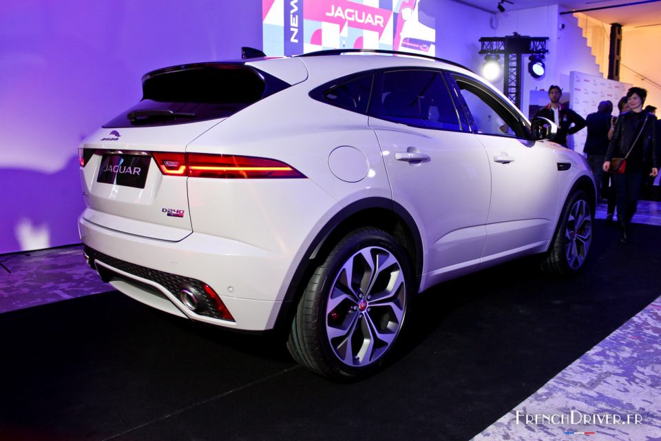 Photo 3/4 arrière Jaguar E-Pace à Paris (2017)