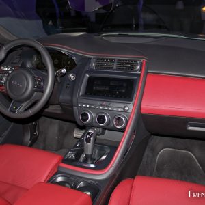 Photo intérieur cuir rouge Jaguar E-Pace à Paris (2017)