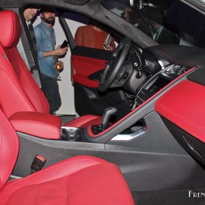 Photo sièges avant cuir rouge Jaguar E-Pace à Paris (2017)