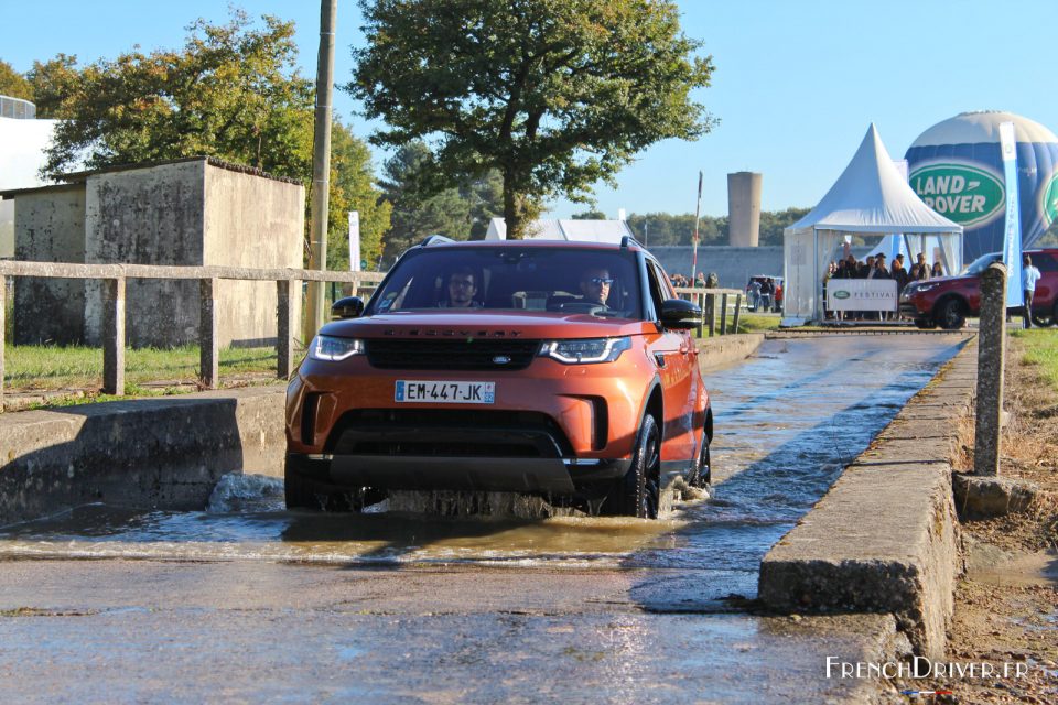 Photo passage de gué Land Rover Discovery - Jaguar Land Rover F