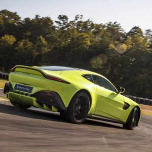 Photo 3/4 arrière Aston Martin Vantage V8 Lime Essence (2018)