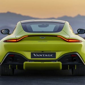 Photo face arrière Aston Martin Vantage V8 Lime Essence (2018)