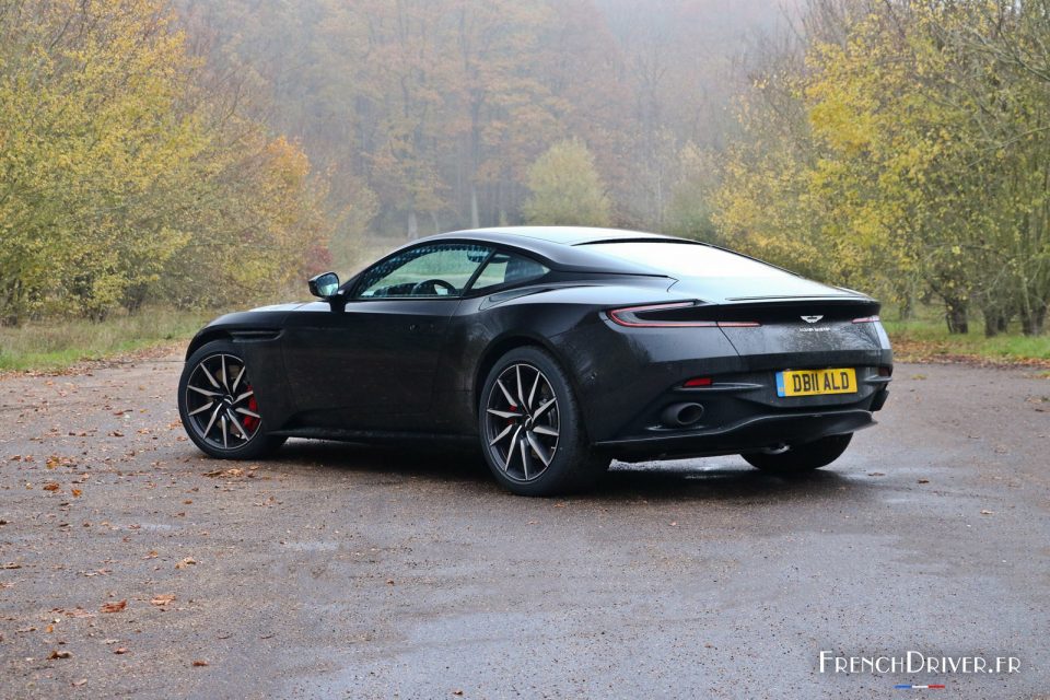 Photo 3/4 arrière Aston Martin DB11 (2017)