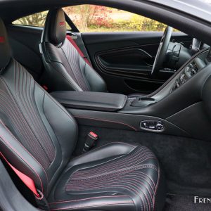 Photo intérieur cuir noir Aston Martin DB11 (2017)