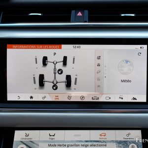 Photo informations roues écran tactile Range Rover Velar (2017)
