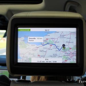 Photo navigation GPS écran appuie-tête Range Rover Velar (2017