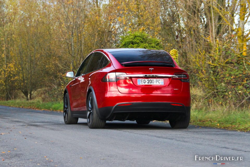 Photo 3/4 arrière dynamique Tesla Model X 100D (2017)