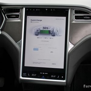 Photo supercharge écran tactile Tesla Model X 100D (2017)