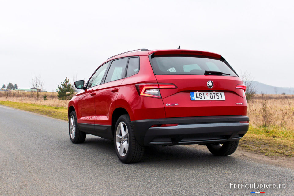 Photo essai 3/4 arrière route Škoda Karoq (2018)