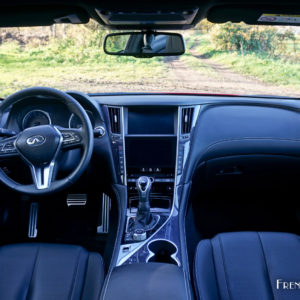 Photo tableau de bord cuir Infiniti Q60 S (2017)