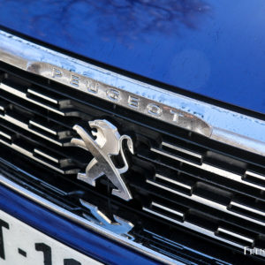 Photo détail calandre avant sigle Peugeot 308 restylée PureTec