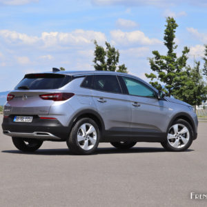 Photo 3/4 arrière Opel Grandland X (2018)