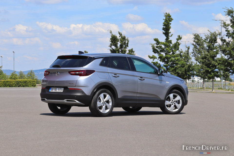 Photo 3/4 arrière Opel Grandland X (2018)