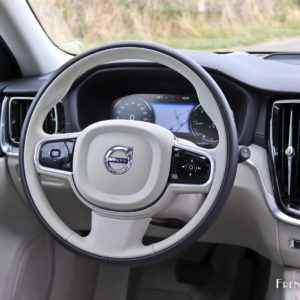 Photo volant cuir Volvo V60 (2018)