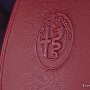 Photo détail appuie tête cuir rouge Alfa Romeo Giulia Veloce (
