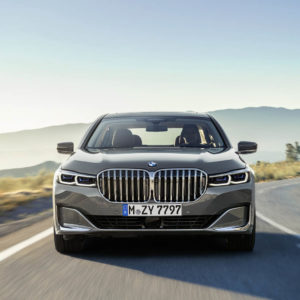 Photo face avant dynamique BMW Série 7 restylée (2019)