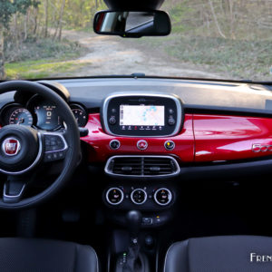 Photo tableau de bord rouge Fiat 500X restylée (2019)
