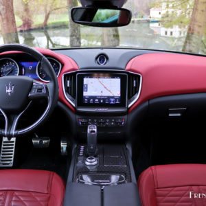 Photo tableau de bord cuir rouge Maserati Ghibli SQ4 (2019)