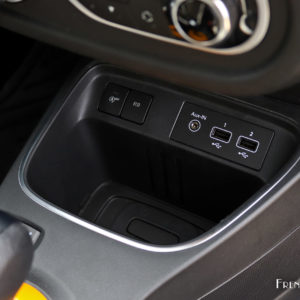 Photo vide poches prises USB Renault Twingo III restylée (2019)