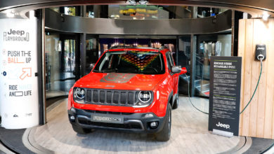 Photo of La nouvelle Jeep Renegade PHEV présentée sur les Champs-Élysées à Paris !