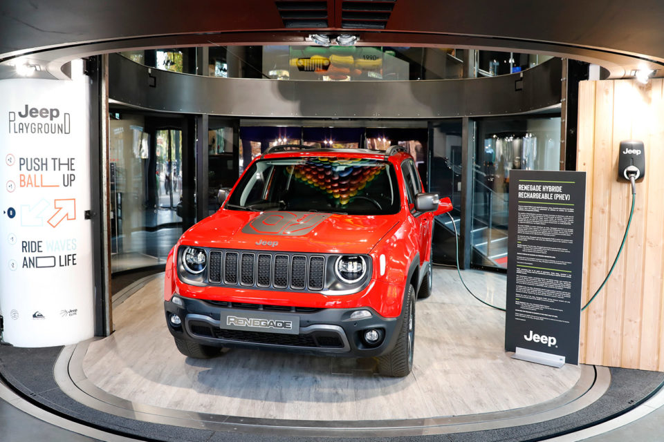 La nouvelle Jeep Renegade PHEV présentée sur les Champs-Élysées à Paris !