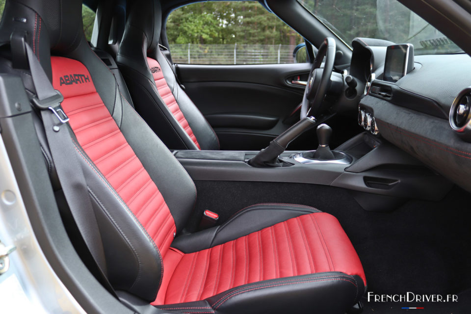 Photo intérieur cuir rouge Abarth 124 GT (2019)