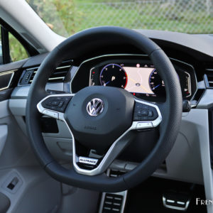 Photo volant cuir Volkswagen Passat SW restylée (2019)