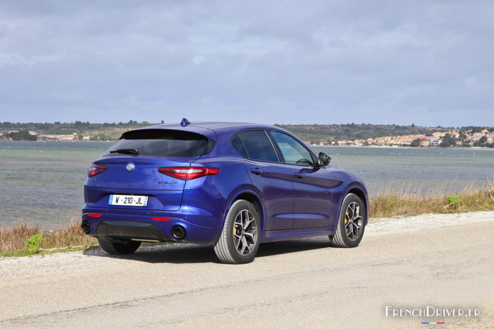 Photo 3/4 arrière statique Alfa Romeo Stelvio Veloce (2020)