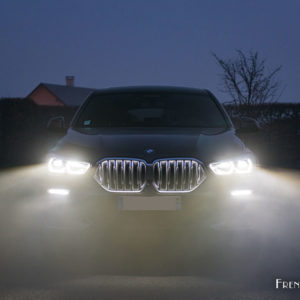 Photo calandre éclairée nuit BMW X6 30d (2020)