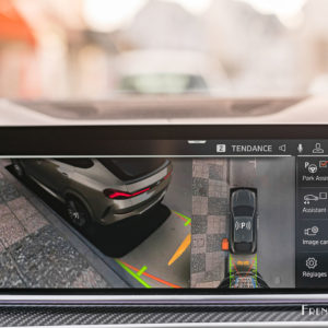 Photo aide au stationnement écran tactile BMW X6 30d (2020)